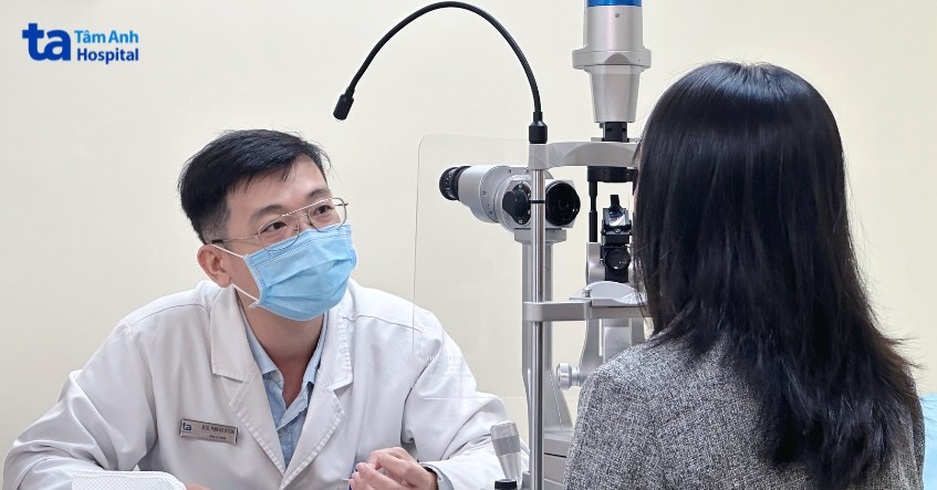 bác sĩ Tùng chẩn đoán tổn thương giác mạc