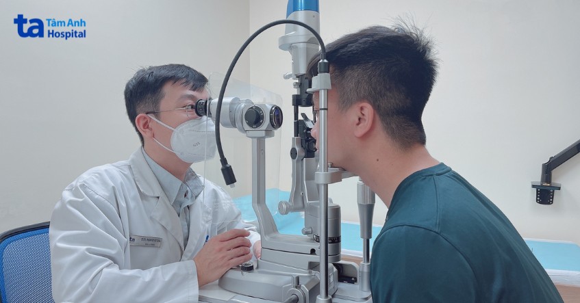 bác sĩ tùng đang khám mắt cho người bệnh