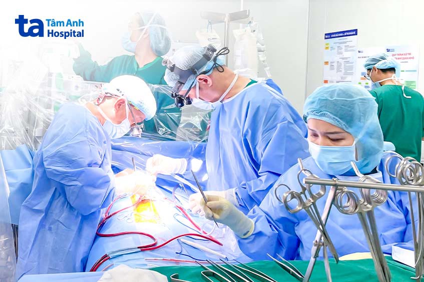 Bác sĩ Viên (ngoài cùng bên trái) cùng êkíp phẫu thuật vá lỗ thông liên thất cho bé Ngọc
