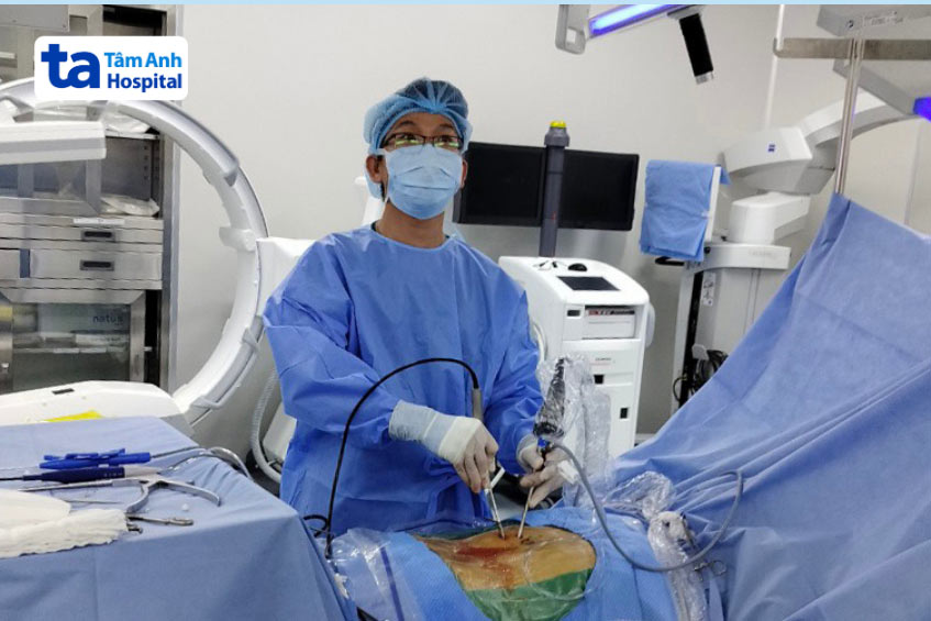 bác sĩ vương trong một ca phẫu thuật điều trị bệnh lý cột sống
