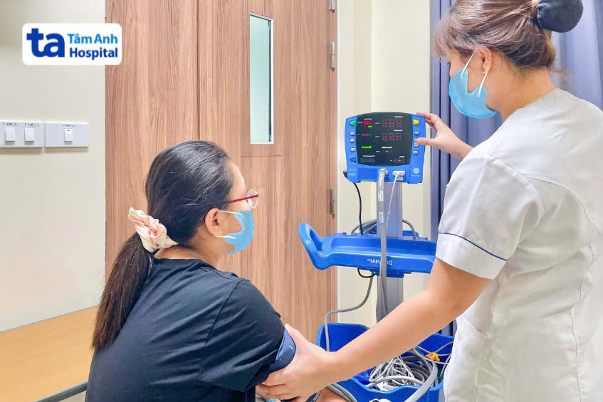 Bảo Trâm được kiểm tra huyết áp trước khi xuất viện
