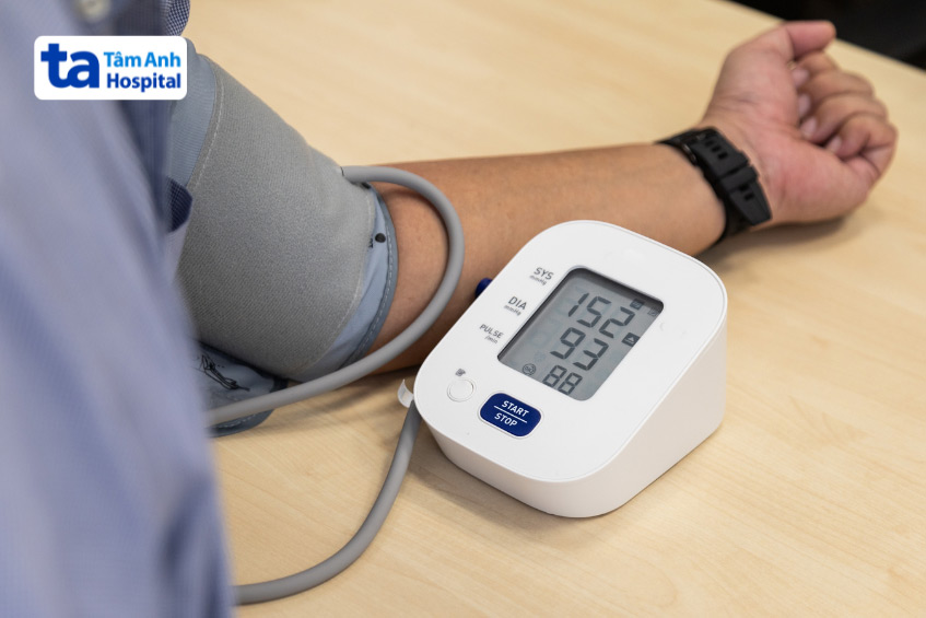 Bệnh nhân bị huyết áp tâm thu cao với chỉ số hiện trên thiết bị đo 152/93mmHg