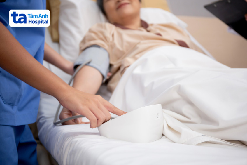 Bệnh nhân cần được kiểm tra huyết áp thường xuyên