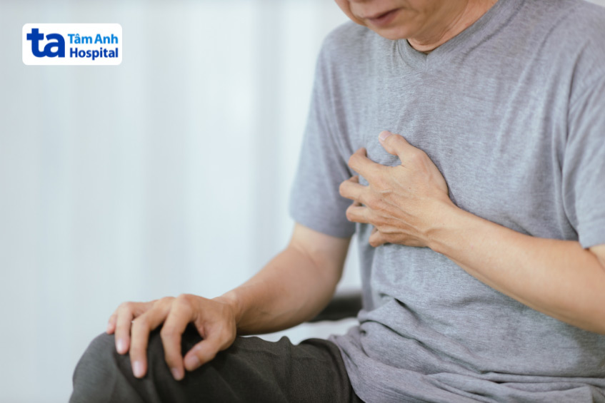 Người bị huyết áp tâm thu cao có thể gặp triệu chứng khó thở kèm đau ngực