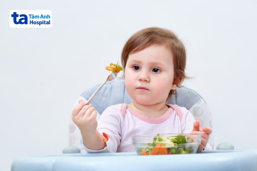 Bố mẹ nên cho trẻ bị trào ngược dạ dày ăn nhiều rau củ