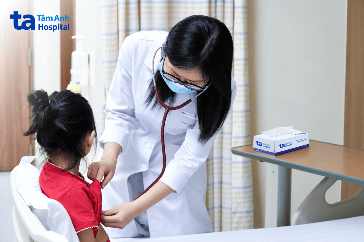 bs.cki lâm bội hy đang khám cho trẻ tại khoa nhi