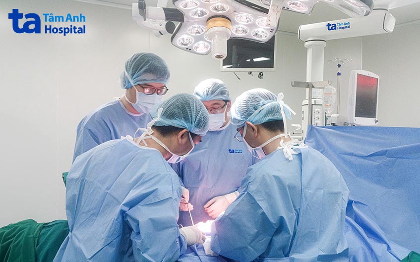 bs hùng phẫu thuật cho bệnh nhân