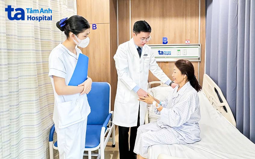 bs khánh thăm khám bệnh nhân