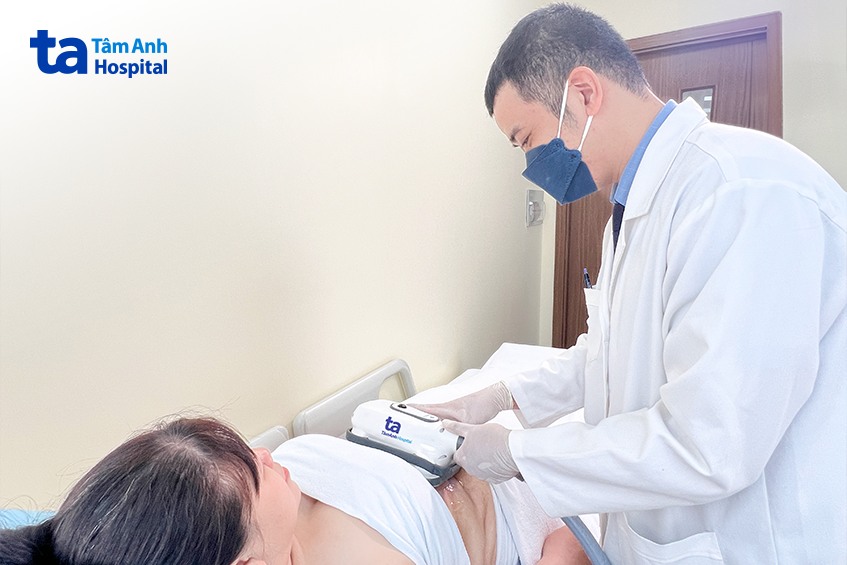 BS Trần Hữu Thanh Tùng đang điều trị giảm mỡ vùng bụng cho người bệnh