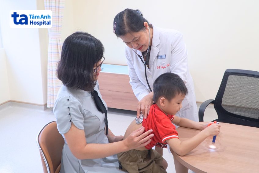 BS.CKII Nguyễn Thị Hạnh Lê đang khám cho trẻ