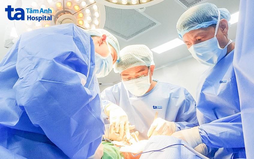 ca mổ thủng ruột do xương gà