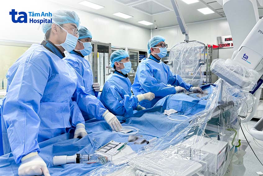 Các bác sĩ can thiệp cho một trường hợp tắc hẹp mạch vành gây nhồi máu cơ tim cấp