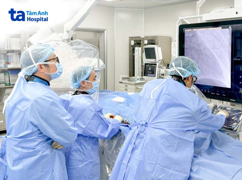 Các bác sĩ can thiệp nong mạch máu tim cho bệnh nhân