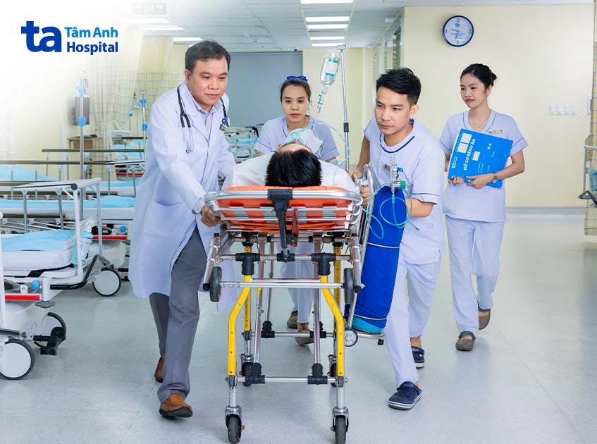 Các bác sĩ cấp cứu cho một bệnh nhân nhồi máu cơ tim cấp