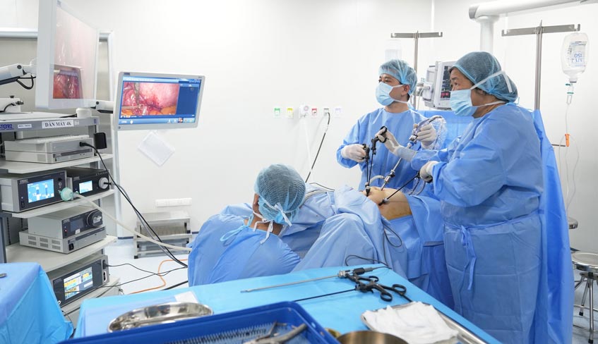 các bác sĩ đang phẫu thuật nội soi