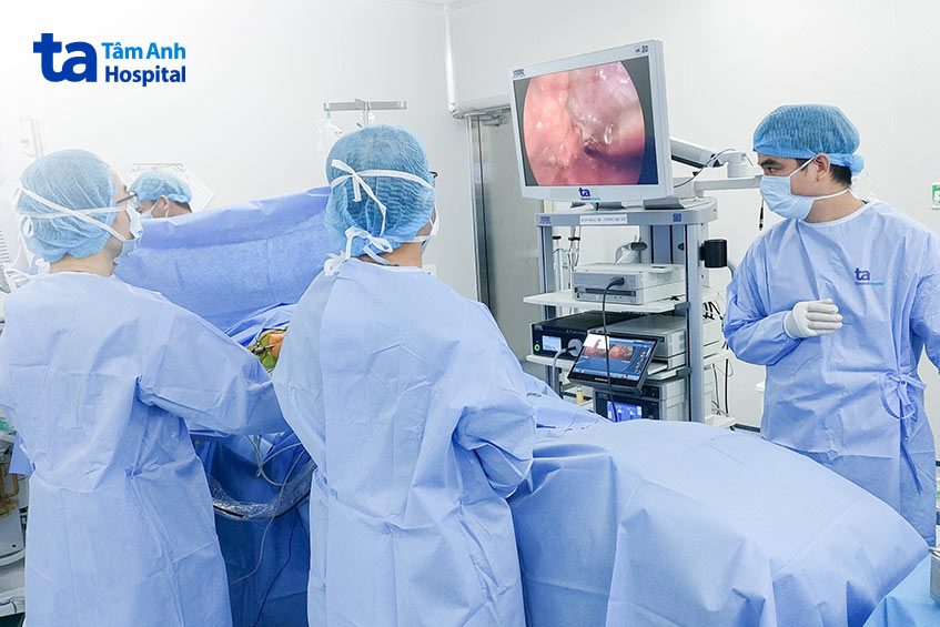 Các bác sĩ phẫu thuật nội soi cắt bỏ u phổi cho bệnh nhân