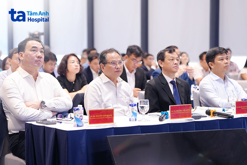 Các đại biểu tham dự diễn đàn “Công nghệ sinh học và chuyển đổi số phục vụ phát triển ngành y tế” trong khuôn khổ sự kiện “Kết nối công nghệ và Đổi mới sáng tạo Việt Nam 2024”