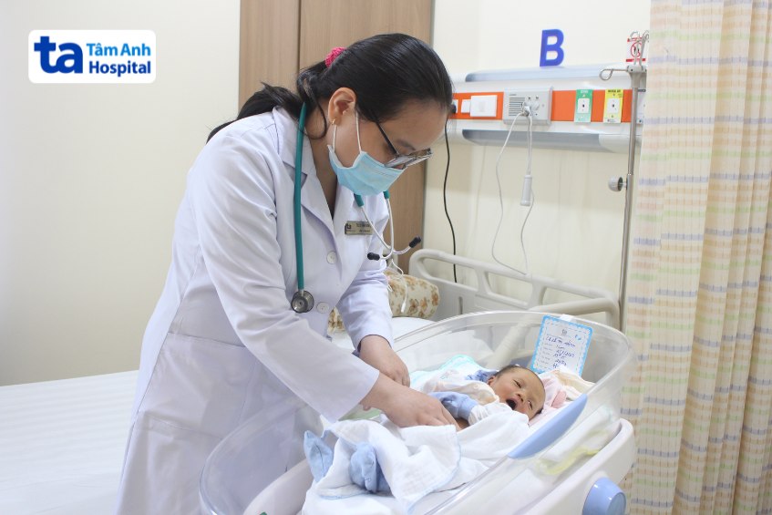 Chăm sóc và điều trị tại cơ sở y tế, phòng khám Sơ sinh