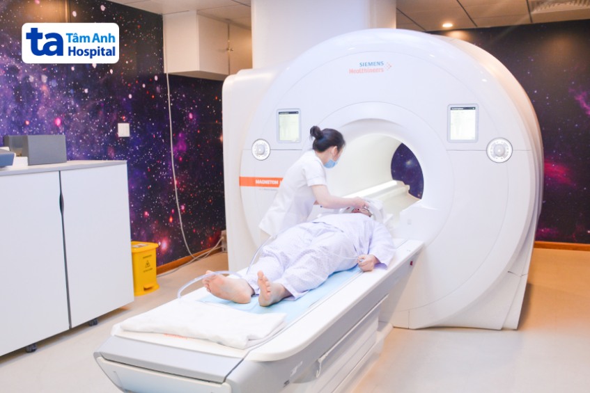 chẩn đoán teo não ở người giá với máy mri