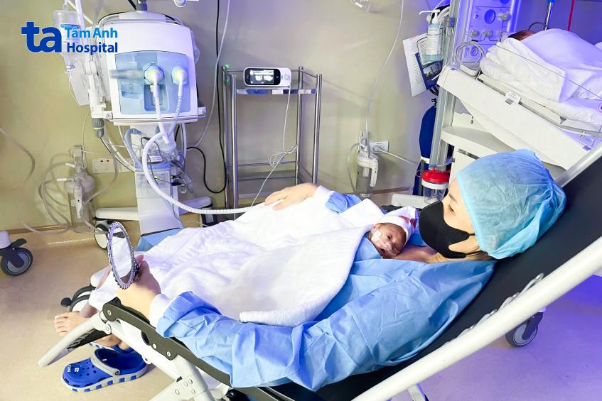 Cháu trai sinh non 24 tuần được bà ngoại ấp Kangaroo