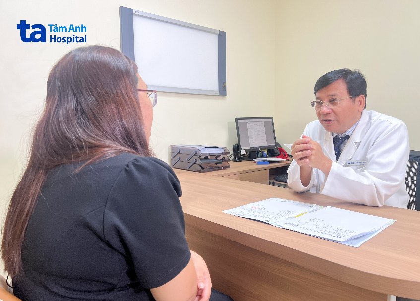 Chị Phương luôn lấy tay che bụng khi khám tại BVĐK Tâm Anh