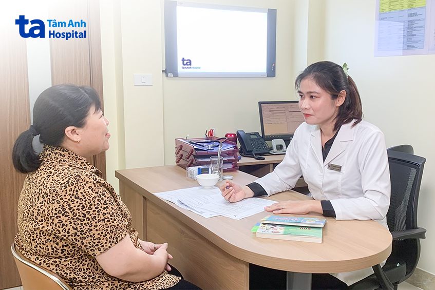 Chị Thanh được bác sĩ dinh dưỡng hướng dẫn chế độ ăn phù hợp