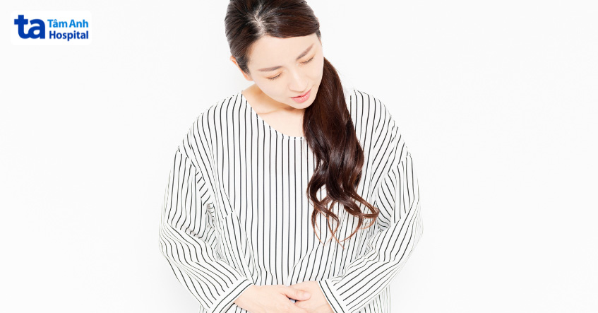 Sau bụng dưới bên phải sau chuyển phôi có thể là một trong những dấu hiệu mang thai đầu tiên