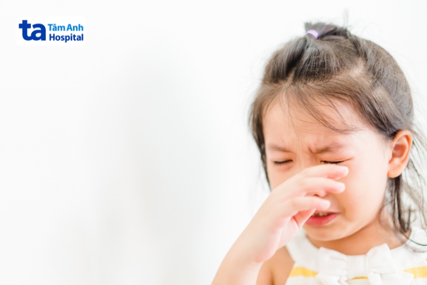 đau mắt đỏ không cải thiện, trẻ cảm thấy khó chịu, đau ngứa