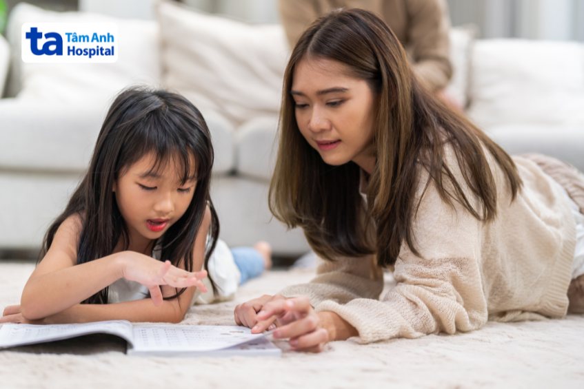 Đọc sách cho trẻ nghe giúp cải thiện vốn từ