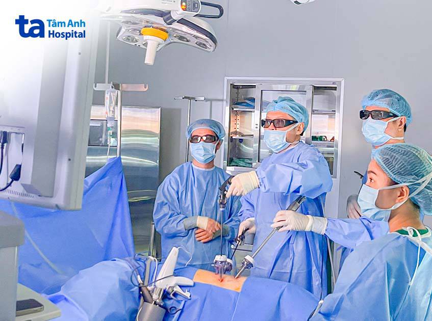 đội ngũ bác sĩ đang phẫu thuật