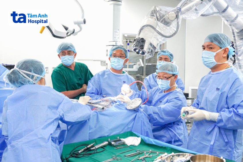đội ngũ bác sĩ tâm anh đang phẫu thuật não bằng robot