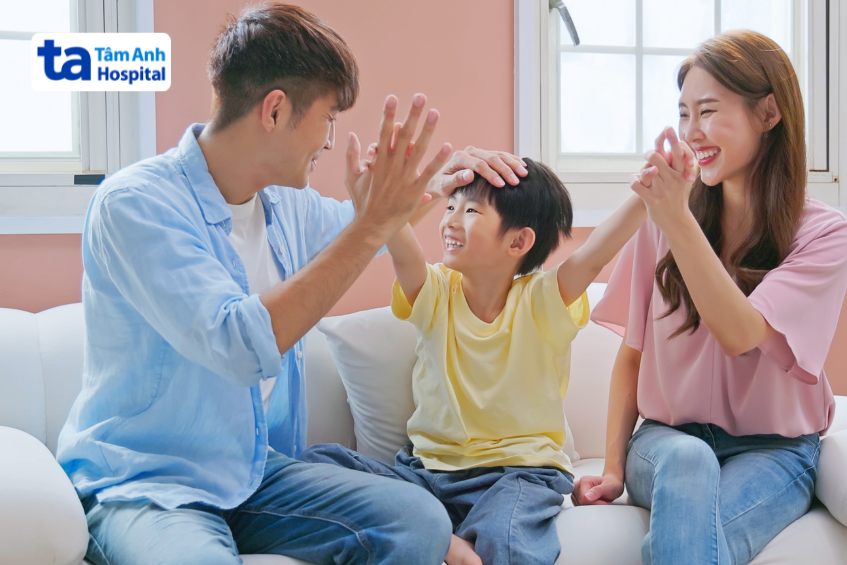 Động viên và khen khi trẻ cố gắng giao tiếp