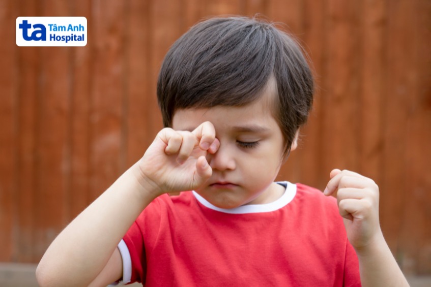 Dụi mắt có thể gây tổn thương giác mạc