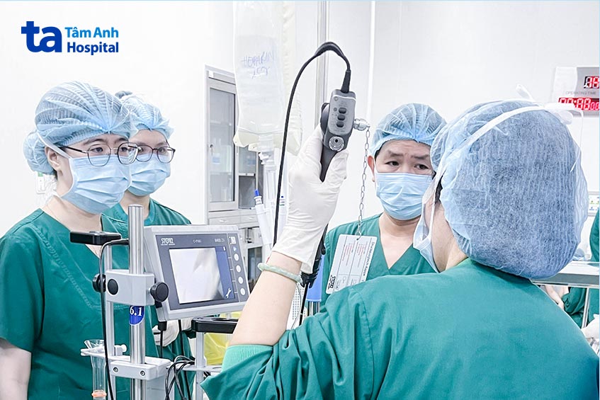 Ê kíp bác sĩ Gây mê hồi sức bàn bạc cách đặt nội khí quản tốt nhất cho bà Hiền