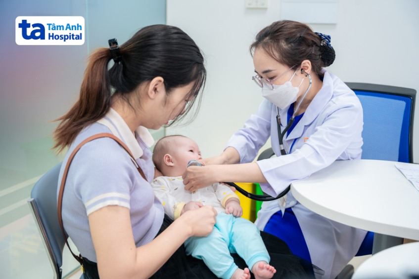 khám cho trẻ trước khi tiêm vaccine phế cầu