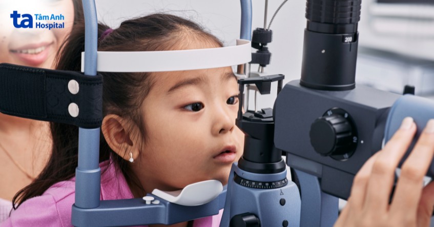 khám mắt cho trẻ em