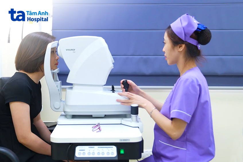 khám mắt thường xuyên để phát hiện bệnh về mắt