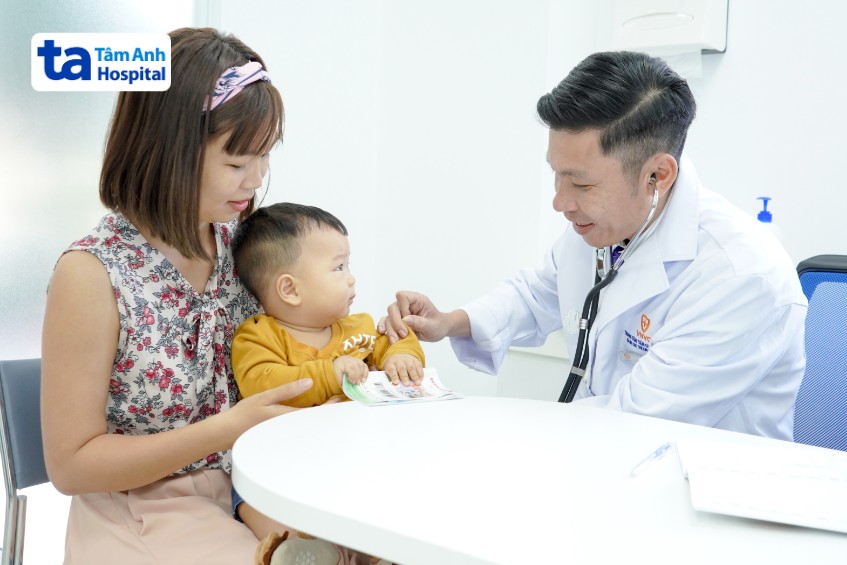 khám sức khỏe trước khi tiêm phế cầu cho trẻ theo lịch