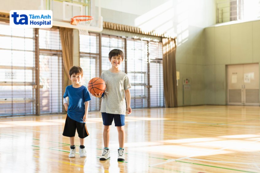 Khuyến khích trẻ chơi thể thao như bơi lội, bóng rổ