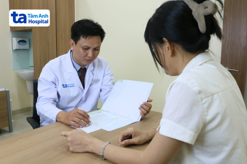 kiểm tra sức khỏe cột sống của người bệnh