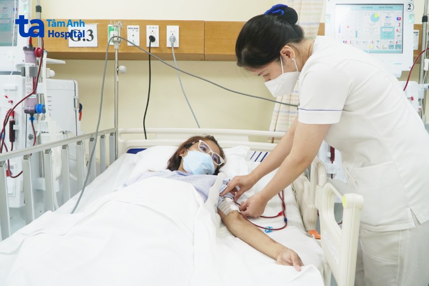 kiểm tra tình trạng sức khỏe chạy thận nhân tạo