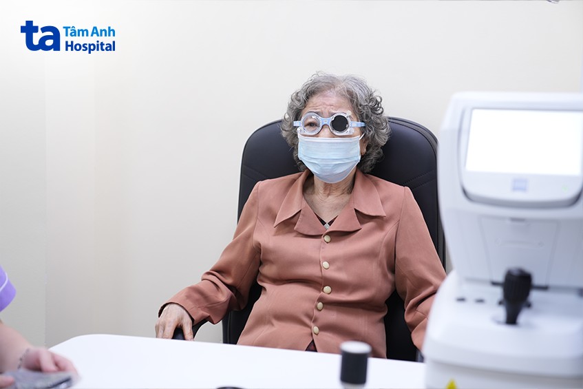 lão hóa gây đục thủy tinh thể ở người già