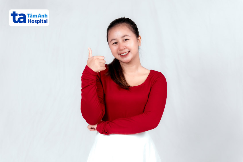 lựa chọn váy hoặc trang phục đơn giản