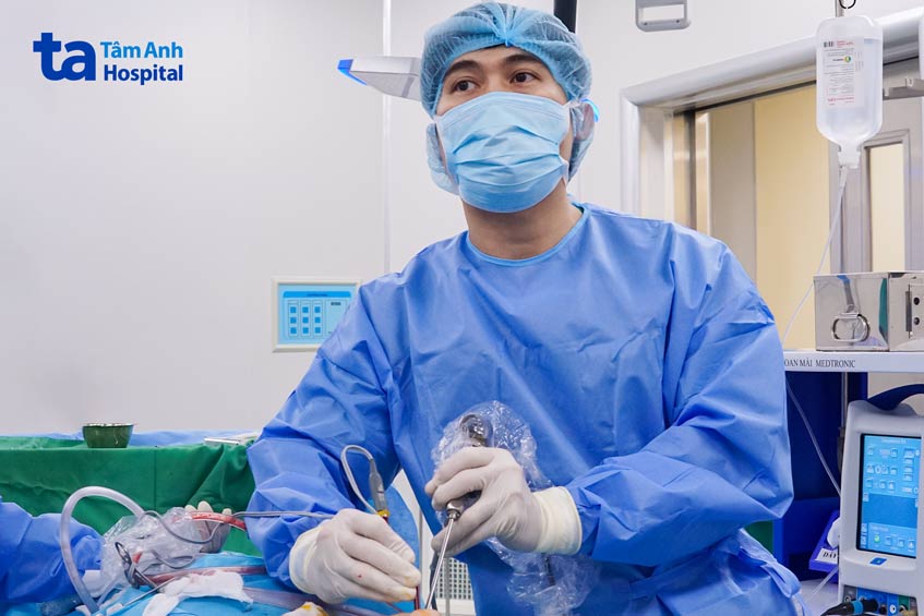 một ca phẫu thuật nội soi lấy sỏi mũi