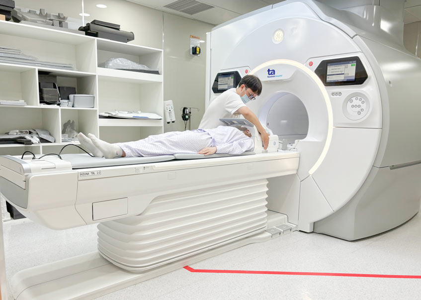 người bệnh đang chụp mri