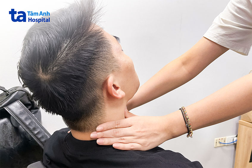 Người chơi nhờ một người khác dùng ngón tay cái ấn vào động mạch cảnh hai bên cổ