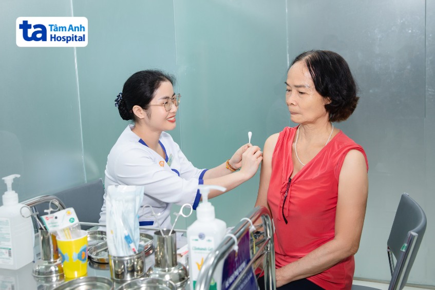 người lớn tiêm phế cầu theo lịch