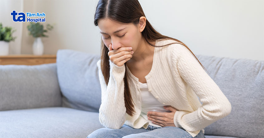 người phụ nữ bị buồn nôn