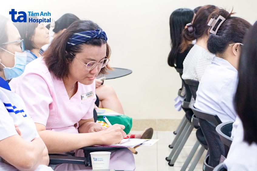 Người tham dự ghi lại thông tin cần chú ý trong buổi sinh hoạt