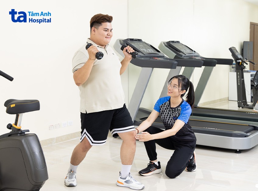 người trẻ béo phì được hướng dẫn bài tập vận động phù hợp